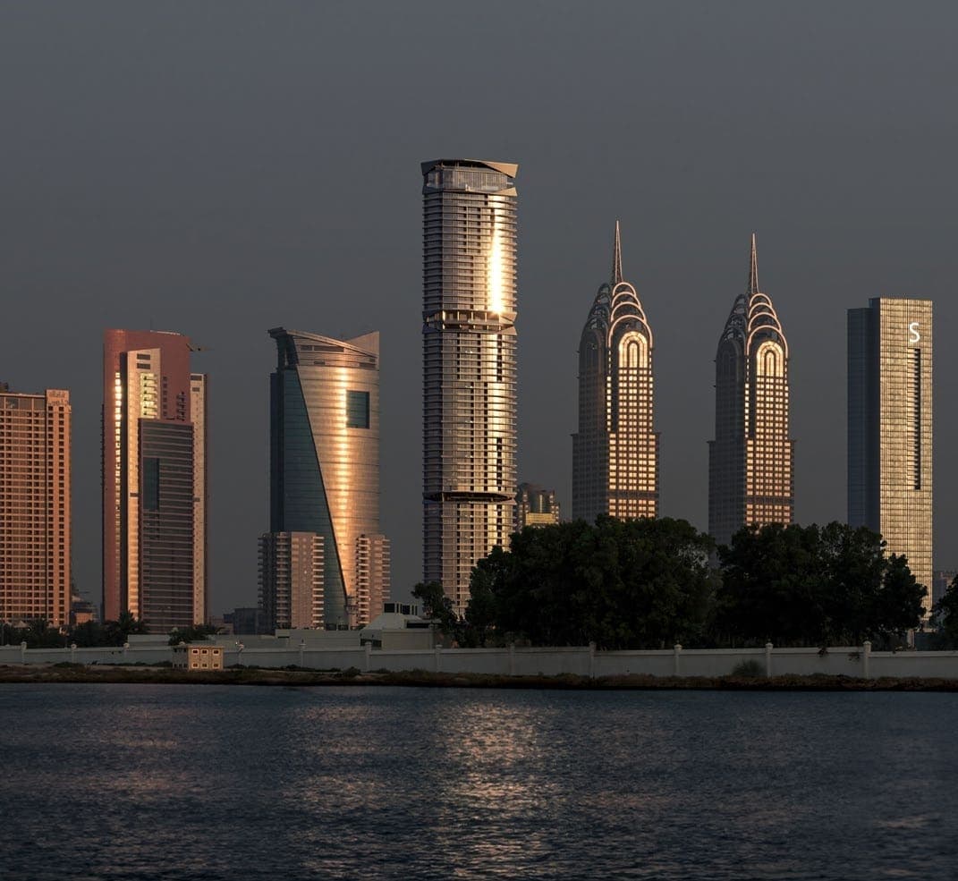 Iconic Tower, Dubai Internet City — render 1